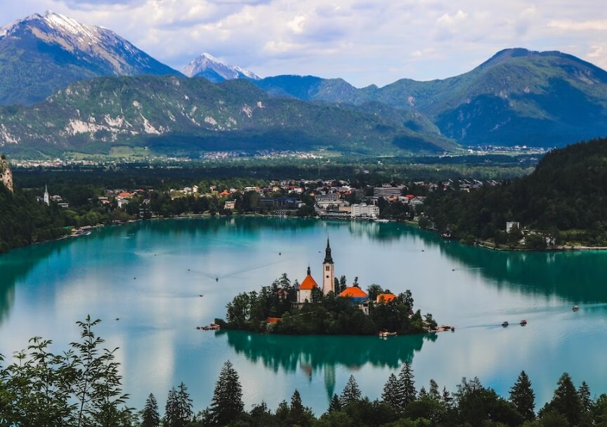 Slovenia [Lake Bled] Unsplash